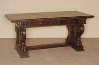 sogenanntes Bureau plat, flÄmisch, im florentinischen SpÄtrenaissancestil, Korpus Weichholz/Hartholz, Nußbaumfurnier, Wangen mit reicher ...