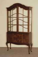 Sammlervitrine, Holland, um 1900, Mahagoni massiv, auf gebogenen Hochbeinen stehend, doppelt geschweifter Kopf, Kopfleiste mehrfach getreppt, ...