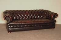 3-sitzer Chesterfieldsofa, wohl England, rÖtliches Leder von guter QualitÄt, kaum benutzt, RÜcken und Seiten genoppt und geheftet, lose Kissen, ...