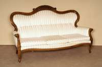 Sofa, deutsch, um 1880, Louis-Philippe, Nußbaum massiv, gebogene Beine mit Hohlkehlung , geschweifte RÜckenlehne, in der Mitte geschnitzte Krone, ...