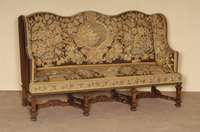 Ohrenkanape, deutsch, um 1870/80, Louis-XVI -Stil, Nußbaum massiv, 8 vierseitige reich verstrebte Balusterbeine, mit stilisiertem Blattwerkdekor, ...
