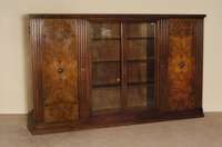 BÜcher-/Mehrzweckschrank, deutsch, um 1920, Korpus Weichholz/Tischlerplatte, Nußbaumfurnier, z.T. Wurzelfurnier, Lisenen kanneliert, Mittelteil ...