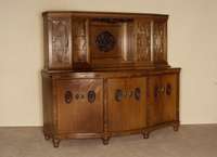 Buffetschrank, deutsch, um 1910, Korpus Weichholz, Eiche furniert, z.T. Wurzelfurnier, auf KugelfÜßen, Front stark gebogen, rundum dekoriert mit ...