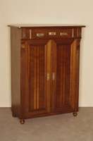 Vertiko, deutsch, um 1900, Jugendstil, Korpus Weichholz, Nußbaumfurnier, Lisenen gerillt, in Veluten auslaufend, original gedrechselte ...