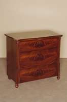 Kommode, deutsch, um 1860, SpÄtbiedermeier, Korpus Weichholz, gespiegeltes Pyramidenmahagonifurnier, auf KugelfÜßen, Ecken mit gedrechselten ...