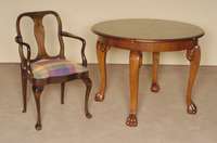 Runder Ausziehtisch, deutsch, um 1910, Korpus Weichholz, Nußbaum massiv, z.T. furniert, 4 gebogene Beine auslaufend in TatzenfÜße, neu ...