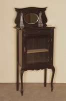 Vitrine, England, um 1900, Chippendale, Korpus Weichholz, z.T. Obstholz, schwarz poliert mit Shellack politur, gebogene Beine, 1-tÜrig verglast, ...