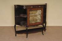 Prunkschrank/Sideboard, England, um 1900, Chippendealstil, Mahagoni massiv, gebogene Beine leicht verziert, unten und seitlich abgeflacht, elegant ...