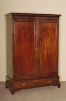 Schrank, England, um 1840, SpÄtbiedermeier, Korpus Weichholz, Mahagonifurnier, z.T. massiv, eine Schublade, TÜrfÜllungen Mahagoni massiv, sehr ...
