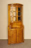 Eckschrank im Biedermeierstil, Kirschbaum massiv, nach dem Vorbild von 1820/30, unter Verwendung alter Teile, Oberteil verglast, z.T schwarz ...