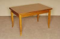 Ausziehtisch im Biedermeierstil, Kirschbaum massiv, Kirschbaumfurnier, Beine leicht geschweift, sehr dynamisch, handpoliert, wohnfertig, ca. ...