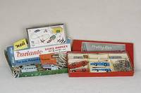 Trolley-Bus, 60er Jahre, 1 x kompletter Bus in Blau, 1 x kompletter Bus in rot, mit Stromleitern und Masten, Fkt. nicht geprÜft, im orig. Karton, ...
