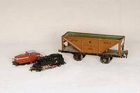 MÄrklin-SchÜttwagen, um 1910/20, Spur 1, Blech, lackiert, SchÜttmechanismus intakt, bespielt, altersbed. jedoch, sehr guter Zustand, altes ...
