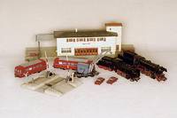 Großes Konvolut MÄrklin, 60er Jahre, Spur HO , 2 Dampfloks (1 Tender), ein Schienenbus, diverse Schienen, HÄuser, Autos, Weichen, ...