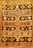 Karabagh, Rußland, um 1920, Wolle auf Wolle, ca. 118 x 101 cm, SchÄtzwert: 950.- EURO, EHZ: 3-4. Freundliche Farbstellung.