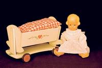 Puppe und Puppenbettchen, 40er/50er Jahre, Puppe Cellba, modellierte Haare, einegsetzte blaue Glasaugen, unsachgemÄß an KÖrper und Auge rest. ...