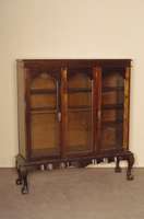 Aufsatzschrank, wohl England, um 1900, Chippendahle-Stil, Weichholz/Hartholz, Mahagonifurnier, drei Original-Einlagebretter , Innenverkleidung ...