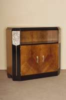ArtDeco-Sideboard, Frankreich, um 1920, Riopalisander in geometrischem Bild gespiegelt furniert, zum Teil schwarz abgesetzt, Sockel und Kranz ...