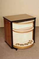 ArtDeco-Bar, Frankreich, um 1930, Mahagonifurnier, zum Teil schwarz abgesetzt, Glanzlackierung, kubistisch geformter Korpus, um 360 Grad drehbares ...