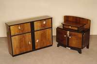 Kleines ArtDeco-Sideboard, Frankreich, um 1920 kaukasischer Nußbaum in gespiegeltem Bild furniert, zum Teil schwarz abgesetzt, viertÜrig mit ...