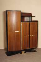 ArtDeco-Schrank, Frankreich, um 1920, Mahagoni in gespiegeltem Bild furniert, zum Teil schwarz abgesetzt, elegant geschwungener Korpus, große ...
