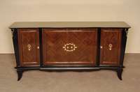 ArtDeco-Sideboard, Frankreich/Paris, um 1935 , Riopalisander in gespiegeltem Bild furniert und teilweise ebonisiert, elegant geschwungener Korpus, ...