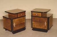 Paar ArtDeco-BeistellschrÄnke, Frankreich, um 1920, Nußbaum in gespiegeltem Bild furniert, Kanten und Sockel schwarz abgesetzt, ChrombeschlÄge, ...