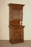 Buffetschrank, Belgien, um 1880, Eiche massiv, mittelbraun, eintÜriges Oberteil mit Riffelglas, Front reichhaltig aus dem Vollholz floral ...
