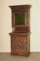 Buffetschrank, Belgien, um 1880, Eiche massiv, dunkelbraun, eintÜriges Oberteil mit grÜnlichem Glas, Front reichhaltig floral beschnitzt, aus ...
