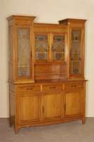 Buffetschrank, deutsch, um 1920, Esche massiv und Weichholz, 4-tÜriges Oberteil, mit aufwendiger Segmentverglasung, verschiedene FarbtÖne, ...