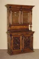 Buffetschrank, Belgien, um 1880, Eiche massiv, zweitÜriges Oberteil als Vitrine verglast, aufwendige Kerb- und 3 LÖwenkopfschnitzereien, ...