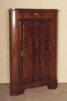 Eckschrank, norddeutsch, um 1860, Korpus Eiche massiv, Pyramidenmahagonifurnier durchgehend gespiegelt, Front leicht geschwungen, TÜr auf Rahmen ...