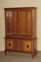 Aufsatzvitrine, deutsch, um 1910, Korpus Hartholz, Chippendalestil, Kirschbaum massiv, Kirschbaumfurnier, z.T. gespiegelt verlegt, abgerundete ...