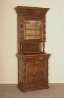 Buffetschrank, Belgien, um 1880, Eiche massiv, eintÜriges Oberteil einfach verglast, Front mit aufwendiger Kerb- und floraler Schnitzerei aus dem ...
