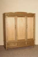 Schrank, deutsch, um 1920, Eiche massiv, in natur belassenem Zustand, teils Weichholz, dreitÜriger Aufbau, TÜren gerahmt, Kopfteil geschwungene ...