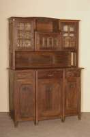 Buffetschrank, deutsch, um 1920, Jugendstil, Eiche massiv, Eichefurnier, Oberteil dreitÜrig mit fecettierten GlaseinsÄtzen (segmentartig), sparsame ...
