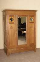 Kleiderschrank, deutsch, um 1910, Eiche massiv und Weichholz, dreitÜriges MÖbel mit facettierten SpiegeleinsÄtzen, SeitentÜren mit floraler ...