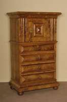 sogenannter Windelschrank, Schweiz/sÜddeutsch, um 1730, abgeleitet vom Wellenschrank, Oberteil und Seiten doppelt gewellt, Mittelteil einfach ...
