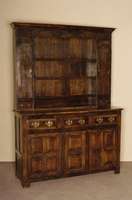 Dressoir/Cupboard, Wales, um 1720, Eiche massiv, RÜckwand Nadelholz, Front 3-tÜrig, fensterfÖrmig versprosst, 3 Schubladen, Oberteil mit vielen ...