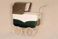 Puppenwagen, deutsch, um 1910/12, weiß und grÜn gefasst, l. Alters- und Gebrauchsspuren, H. ca. 72 cm