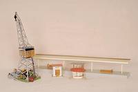 Bahnsteig, MÄrklin, 1948-50, Spur HO, Nr. 423, Blech, unbesp., sehr guter Zustand, im orig. Kart., dazu 2 Teile Kibri, 40er/50er J., rundes Kiosk ...