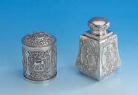 Konvolut 2 Teedosen, 1 x Hanau nach altem Vorbild um 1900, wohl Schleißner, 4-kantig, in Kartuschen: Rokokoherr und -dame in stiltyp. Manier, ...