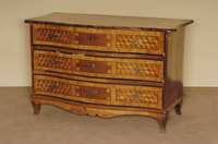 geschwungene Barockkommode, Kurpfalz, um 1760/65, Korpus Weichholz, dickes Nußbaumfurnier, Front aufgebaut, original Kastenschloß und ...