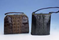 Konvolut 2 Krokodillederhandtaschen, 30er Jahre, Farmalligator, 1 x schwarz, 1 x braun, ca. 18 x 16 cm bzw. ca. 21.5 x 17 cm, bÜgel mit ...