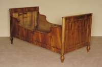 SpÄtbiedermeierbett, deutsch, um 1830/35, Kopf- und Fußteil auf Rahmen gearbeitet, 3/4-runde Pfosten, Beine gedrechselt, Nußbaum massiv, ...