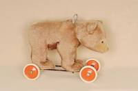 ReitbÄr, Steiff, um 1950, gummibereifte ScheibenrÄdern, mit Zugstimme (diese defekt) und Haltegriff, Lederhalsband fehlt, H. ohne GestÄnge ca. ...