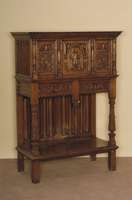 Stollenschrank, um 1870/80, nach dem LÜtticher Vorbild des 17. Jhds., Eiche massiv, Front und Seiten reich geschnitzt, Darstellun g von hÖfischer ...