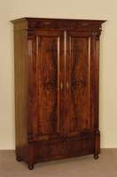GrÜnderzeitschrank, deutsch, um 1880, Korpus Weichholz, Nußbaumfurnier gespiegelt, auf KugelfÜßen, Lisenen kanneliert, 2 TÜren, Kopfleiste ...