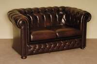 Chesterfield-Sofa, wohl England, 50er/60er Jahre, braunes Leder von guter QualitÄt, RÜcken und Seiten genoppt und geheftet, lose Kissen, ...