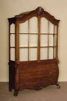 Prahlhans, Holland, um 1910, Korpus z.T. Weichholz, Eiche massiv, Eichefurnier, auf TatzenfÜßen, 3 Schubladen, in sich gebogen, abgeschrÄgte ...